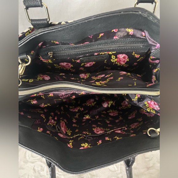 2pc Betsey Johnson shoulder bag & XL wristlet VGUC - Picture 6 of 8